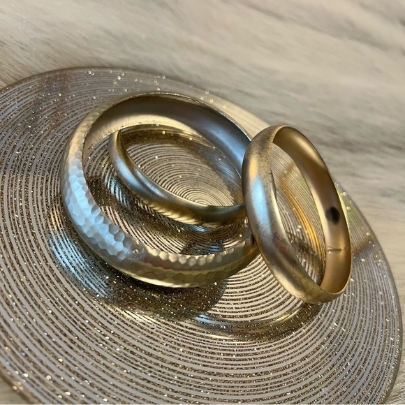 ANTIQUE GOLD Tone Set Of 3 Bangle Bracelets Hammered Metal Stacking 2.5” Diam. - Picture 3 of 6